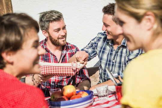 Freunde machen Brotzeit in den Bergen, &Ouml;sterreich