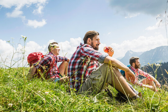 M&auml;nner wandern mit Freude in den Bergen, &Ouml;sterreich