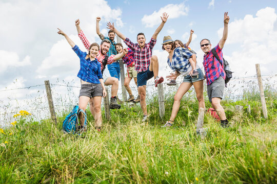 Freunde gl&uuml;ckliches Gruppnefoto  in den Bergen, &Ouml;sterreich