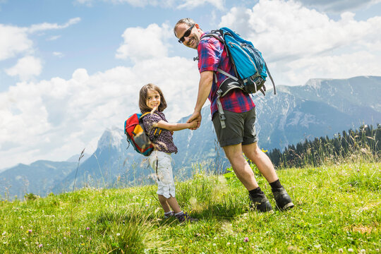 Kind wandert mit Vater gl&uuml;cklich in den Bergen, &Ouml;sterreich