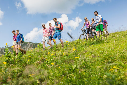 Familie und Freunde wandern und radeln mit Freude in den Bergen, &Ouml;sterreich