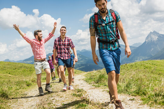 Familie und Freunde wandern mit Freude in den Bergen, &Ouml;sterreich