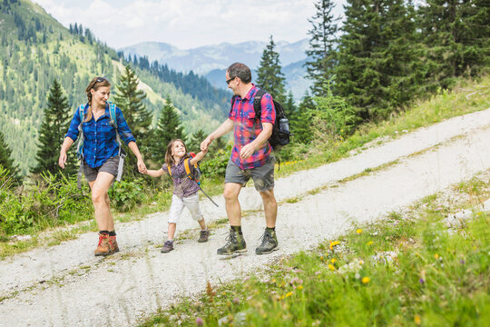 Familie mit Kind wandert mit Freude in den Bergen, &Ouml;sterreich