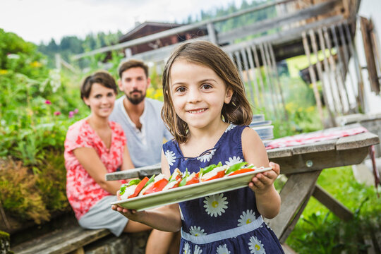 Familie bei der Brotzeit an einer H&uuml;tte Kind im Portrait, &Ouml;sterreich