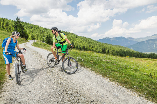 Mann macht Pause mit Mountainbike, &Ouml;sterreich