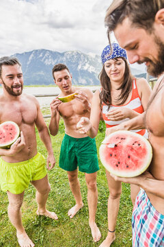 Freunde und Familie mit Wassermelone in den Bergen, Falkenmoosalm, &Ouml;sterreich