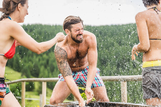 Freunde bei Wasserschlacht an Brunnen in den Bergen, Falkenmoosalm, &Ouml;sterreich