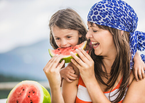 Mutter und  Tochter mit Wassermelone in den Bergen, Falkenmoosalm, &Ouml;sterreich