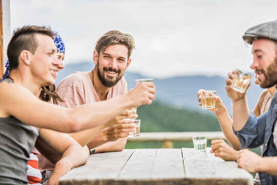 Freunde beim Anstossen auf H&uuml;ttenterrasse in den Bergen, Falkenmoosalm, &Ouml;sterreich