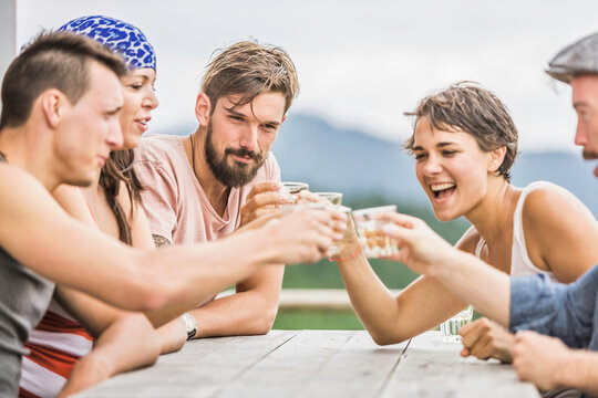 Freunde beim Anstossen auf H&uuml;ttenterrasse in den Bergen, Falkenmoosalm, &Ouml;sterreich