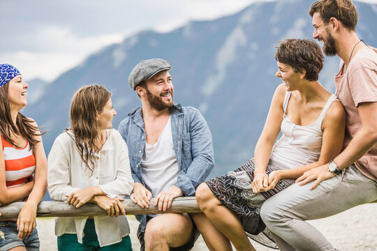 Freunde auf H&uuml;ttenterrasse in den Bergen, Falkenmoosalm, &Ouml;sterreich