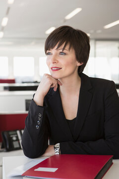 Portrait junge Businessfrau in grossen Loftb&uuml;ro, M&uuml;nchen, Deutschland