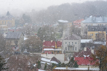 Obfite opady śniegu - duże mięsiste płatki śniegowe - nad miastem. Historyczne domy w mieście...