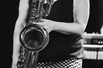 Saxophoniste en noir et blanc - détail d'une femme qui joue du saxophone