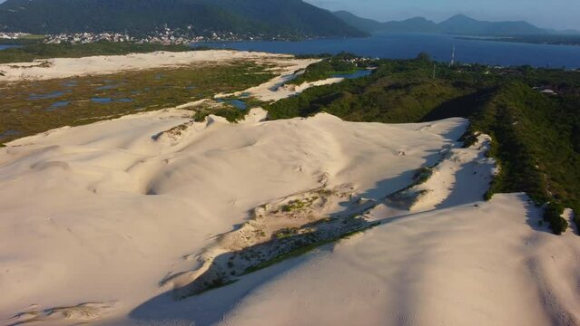 Dunas da Praia da Joaquina e Lagoa da Conceicao, Florianopolis, Brasil 
