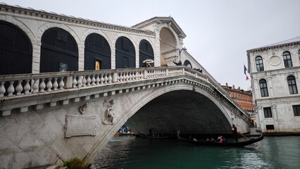 Venice Rialto bridge with gondola - obrazy, fototapety, plakaty