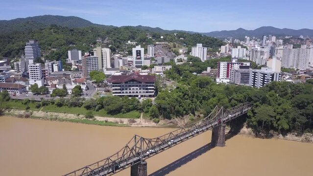 Ponte Aldo Pereira de Andrade sobre o rio Itajaí, em Blumenau, Santa Catarina, Brasil.