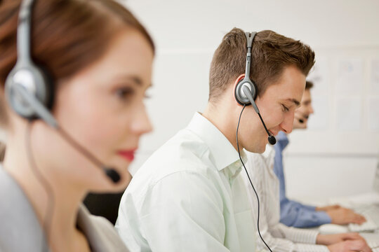 junge Erwachsene und Studenten mit Headset