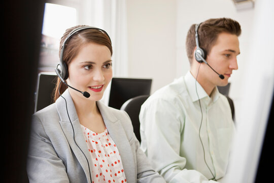 junge Erwachsene und Studenten mit Headset