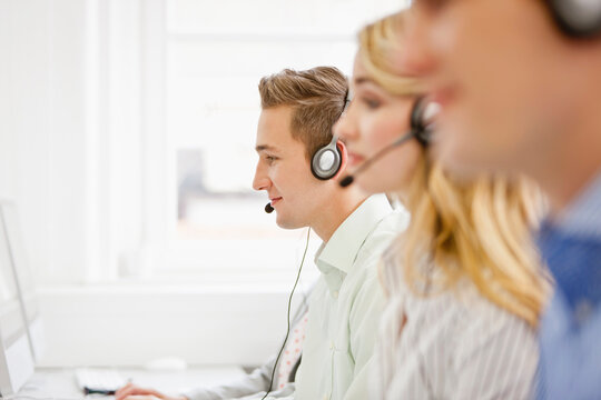 junge Erwachsene und Studenten mit Headset