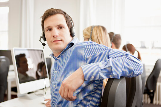 junge Erwachsene und Studenten mit Headset