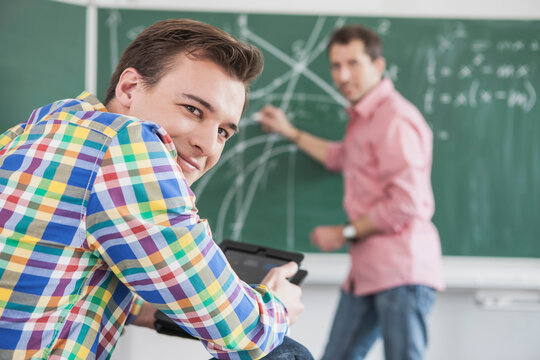 Dozent mit Student im H&ouml;rsaal