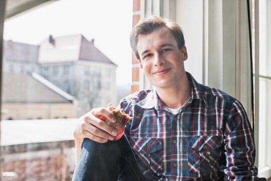 Portrait Student mit Pausenbrot im Klassenzimmer