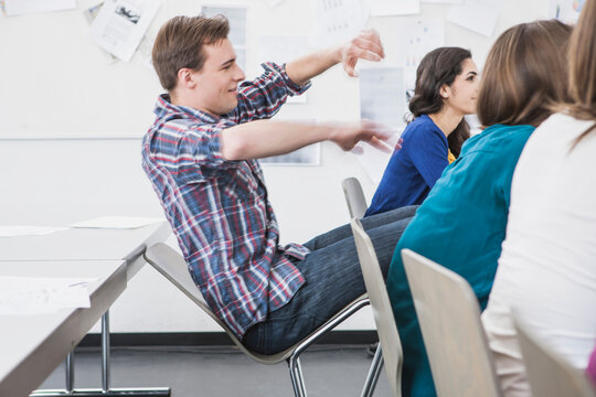 Sch&uuml;ler kippt vom Stuhl im Klassenzimmer