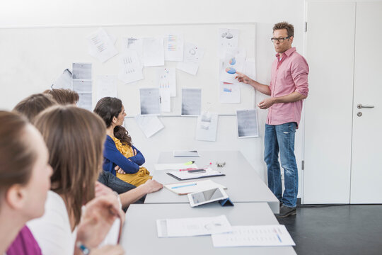 Dozent im Klassenzimmer mit Studenten