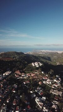 Pueblo con encanto en Gran Canaria &ndash; Vistas a&eacute;reas en 4K con dron, mar y paisaje rural.
Impresionantes vistas a&eacute;reas en 4K de un pueblo costero en Gran Canaria, combinando mar y paisajes rurales.