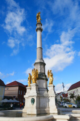 Fototapeta na wymiar Zagreb-Skulptur des Goldenen Engel vor der Kathedrale