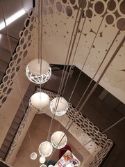 Luminaires blancs dans la cage d'escalier d'un hôtel 