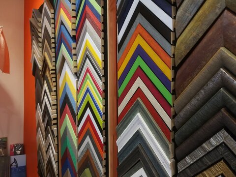 Magasin de cadres sur mesure - mur d'angles d'encadrement dans un magasin de cadres