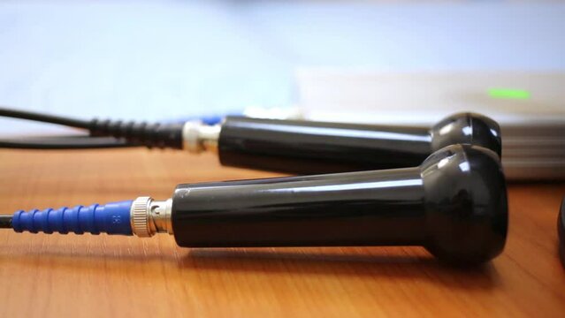 Close-up emission and transmission sensors of echoencephalograph