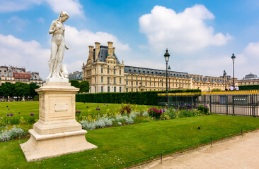 Obraz premium Statue of Nymph in Tuileries garden and Louvre palace, Paris, France