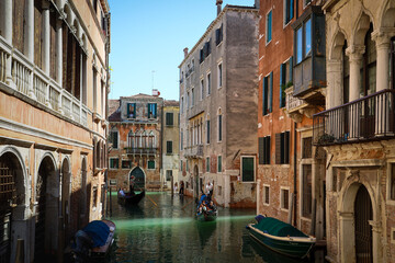 Gondoliers in Venice - obrazy, fototapety, plakaty