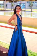 Hermosa mujer caucasica posando con elegante vestido en un dia de verano 