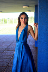 Hermosa mujer caucasica posando con elegante vestido en un dia de verano 