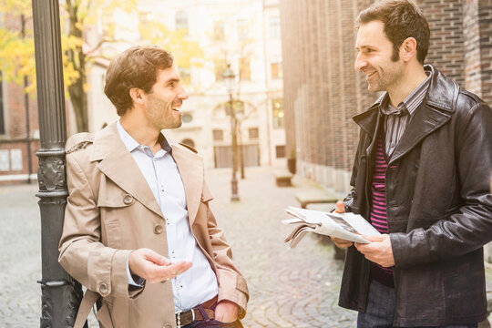 Business M&auml;nner im urbanen Umfeld mit Zeitung, Herbst, M&uuml;nchen, Deutschland 