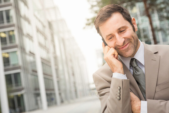 Businessman im urbanen Umfeld, M&uuml;nchen, Deutschland