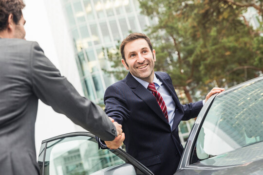 Businessleute in Stadt mit Auto, M&uuml;nchen, Deutschland