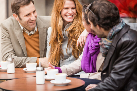 Freunde im urbanen Umfeld sitzen im Caf&eacute;, Herbst, M&uuml;nchen, Deutschland 