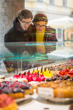 Paar im urbanen Umfeld beim Schaufenster bummeln, Herbst, M&uuml;nchen, Deutschland 