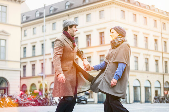 Paar hat Spass im urbanen Umfeld, Herbst, M&uuml;nchen, Deutschland 