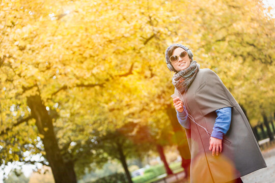 Frau spaziert im Herbst im Park, M&uuml;nchen, Deutschland
