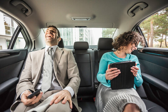 Businessleute im urbanen Umfeld im Auto, M&uuml;nchen, Deutschland