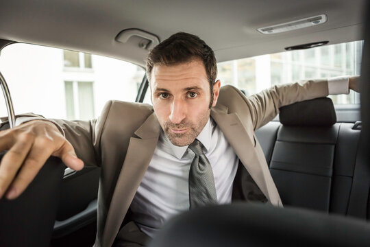 Businessman Portr&auml;t im Auto, M&uuml;nchen, Deutschland