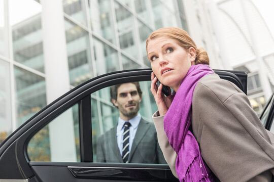 Businessleute in urbanem Umfeld mit Auto, M&uuml;nchen, Deutschland