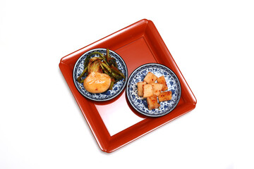 白背景の皿に盛り付けた蕪のキムチと大根キムチ