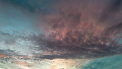 Fototapeta na wymiar The sky in the colors of the setting sun.